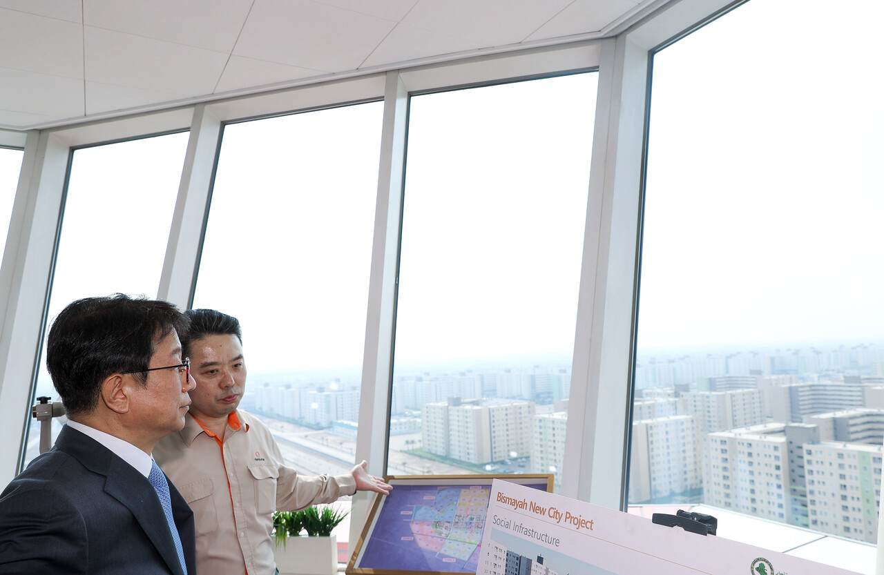 국토교통부 박상우 장관이 지난 2월 26일 이라크 비스마야 신도시 전망대를 찾아 신도시를 살펴보고 있다. [사진제공=국토교통부/뉴시스]