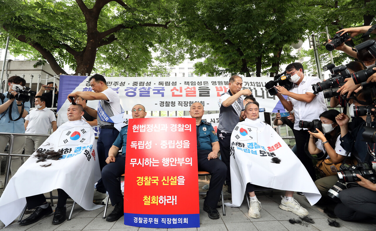 전국경찰직장협의회가 서울 서대문구 경찰청 앞에서 행정안전부 경찰국 신설 정책 철회를 요구하는 호소문을 발표한 뒤 삭발하고 있다. [사진제공=뉴시스]