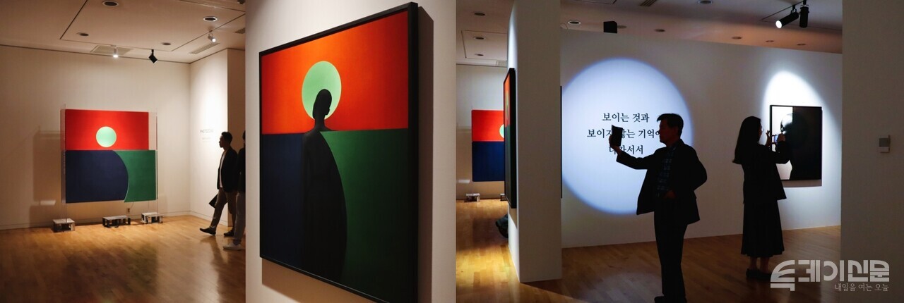 저마다 전시를 즐기는 관객 모습 ⓒ투데이신문
