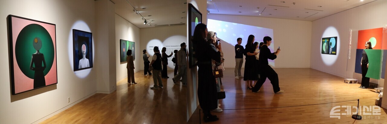 저마다 전시를 즐기는 관객 모습 ⓒ투데이신문