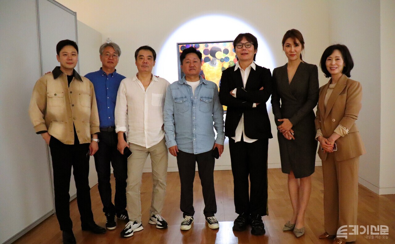 서대호 작가와 원태연 시인, 이철원 작곡가, 다가서서 구미연 대표, 르무아 청담 갤러리 이서율·한명훈 공동대표 등 전시 주요 관계자 ⓒ투데이신문