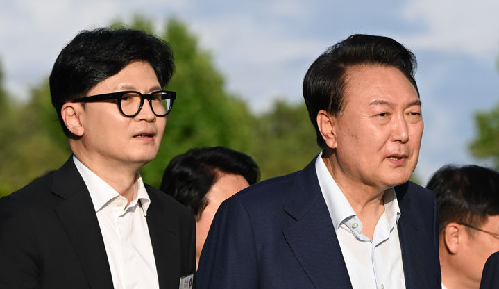 윤석열 대통령이 지난 7월 24일 서울 용산 대통령실 청사에서 국민의힘 한동훈&nbsp; 당대표와 이동하고 있다. [사진출처=뉴시스]