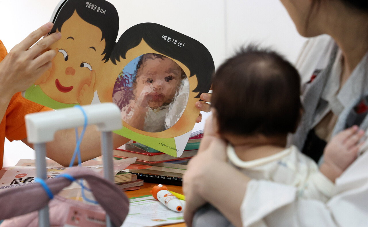지난 9월 26일 오전 서울 강남구 코엑스에서 개최된 ‘제46회 베페 베이비페어’에서 관람객이 자녀를 위한 교육자료를 살펴보고 있다. [사진제공=뉴시스]
