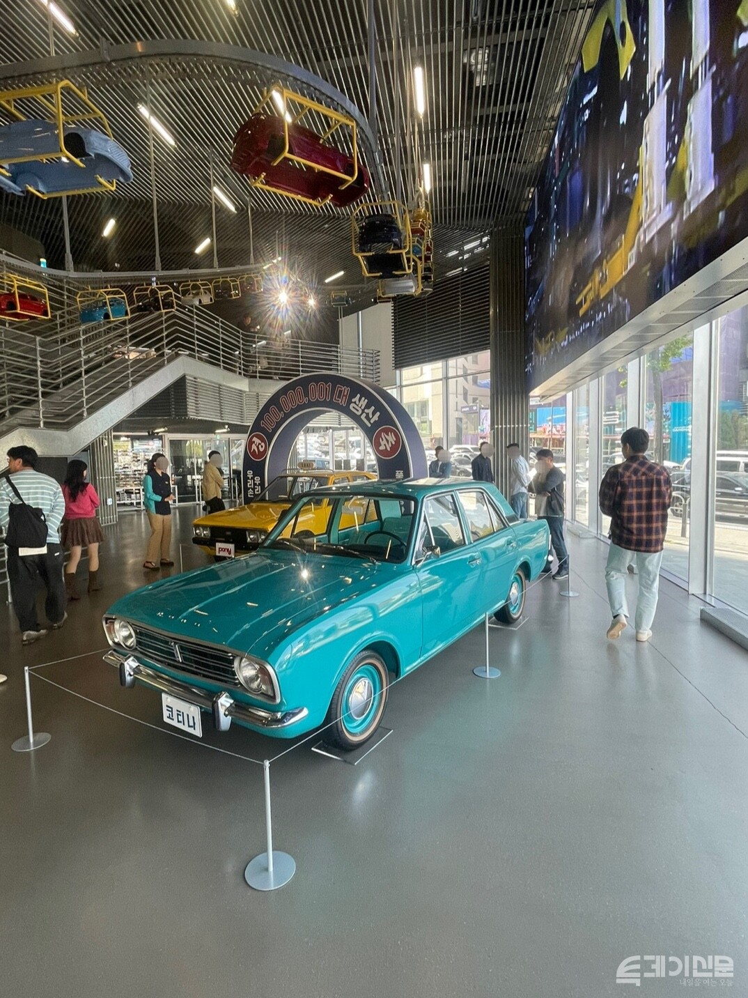 17일 오전 현대차 ‘다시, 첫걸음’ 展을 찾은 방문객들이 전시회를 관람하고 있다. ⓒ투데이신문