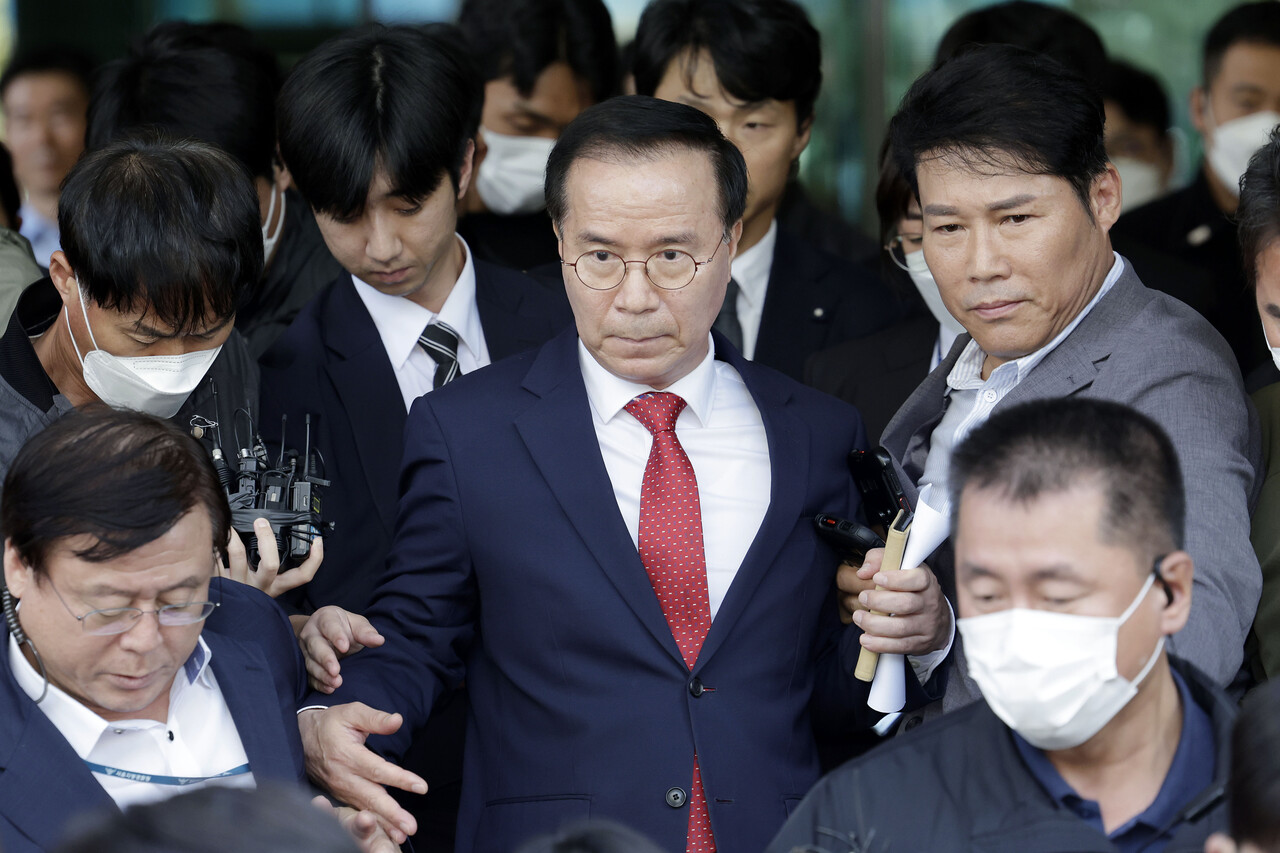 김광호 전 서울경찰청장이 17일 서울 마포구 서울서부지방법원에서 열린 '이태원 참사 부실 대응' 혐의 1심 선고에서 무죄를 선고받은 뒤 법원을 빠져나오고 있다. [사진제공=뉴시스]