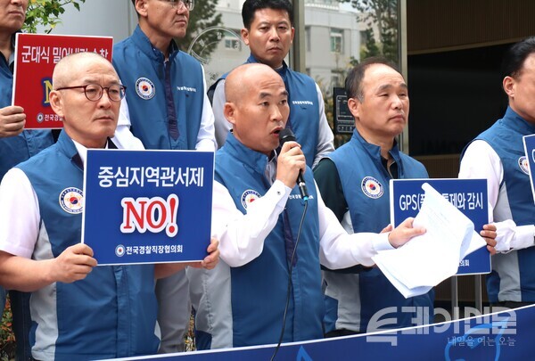 전국 경찰직장협의회가 ‘현장경찰관 인권탄압 규탄대회’ 삭발식을 진행 중이다. ⓒ투데이신문