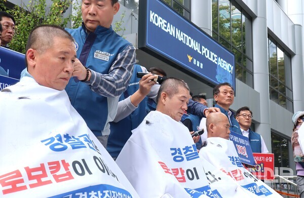 전국 경찰직장협의회가 ‘현장경찰관 인권탄압 규탄대회’ 삭발식을 진행 중이다. ⓒ투데이신문<br>