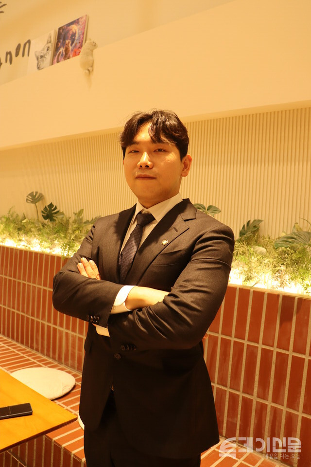 이철우 협회장이 인터뷰를 마치고 포즈를 취하고 있다. ⓒ 투데이신문