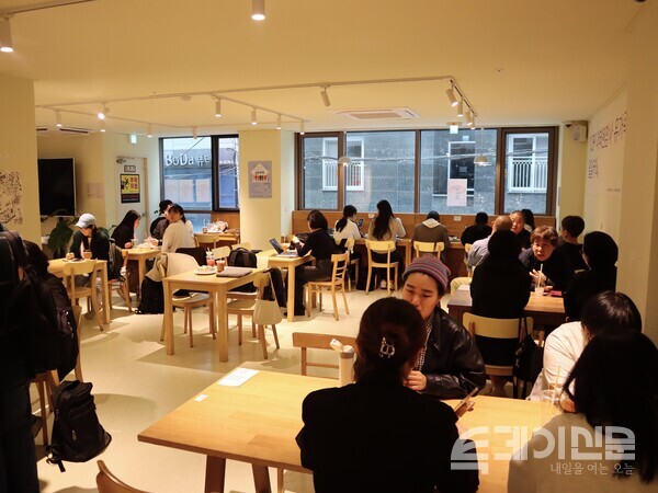 25일 서울 서대문구에서 이태원 유족들이 운영한 일일카페 ‘보랏빛 하루’의 전경. ⓒ투데이신문