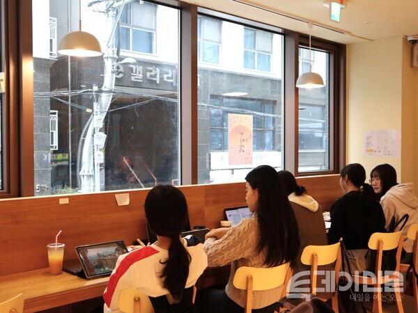 25일 서울 서대문구에서 이태원 유족들이 운영한&nbsp;일일카페 ‘보랏빛 하루’의 전경.&nbsp;ⓒ투데이신문