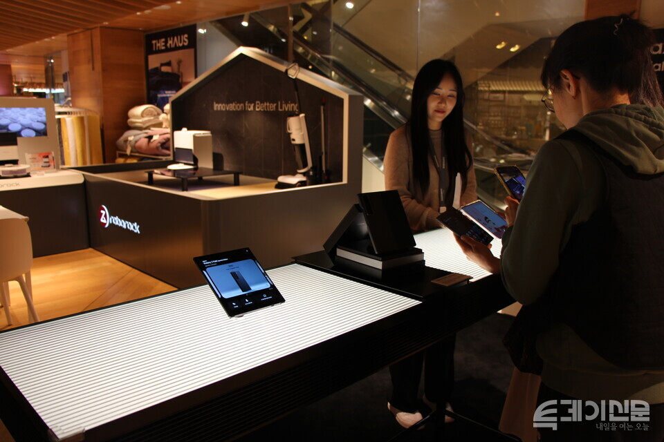 롯데백화점 본점에 마련된 삼성 팝업스토어에서 관광객이 ‘갤럭시 Z 폴드 스페셜 에디션’을 체험해보고 있다. ⓒ투데이신문