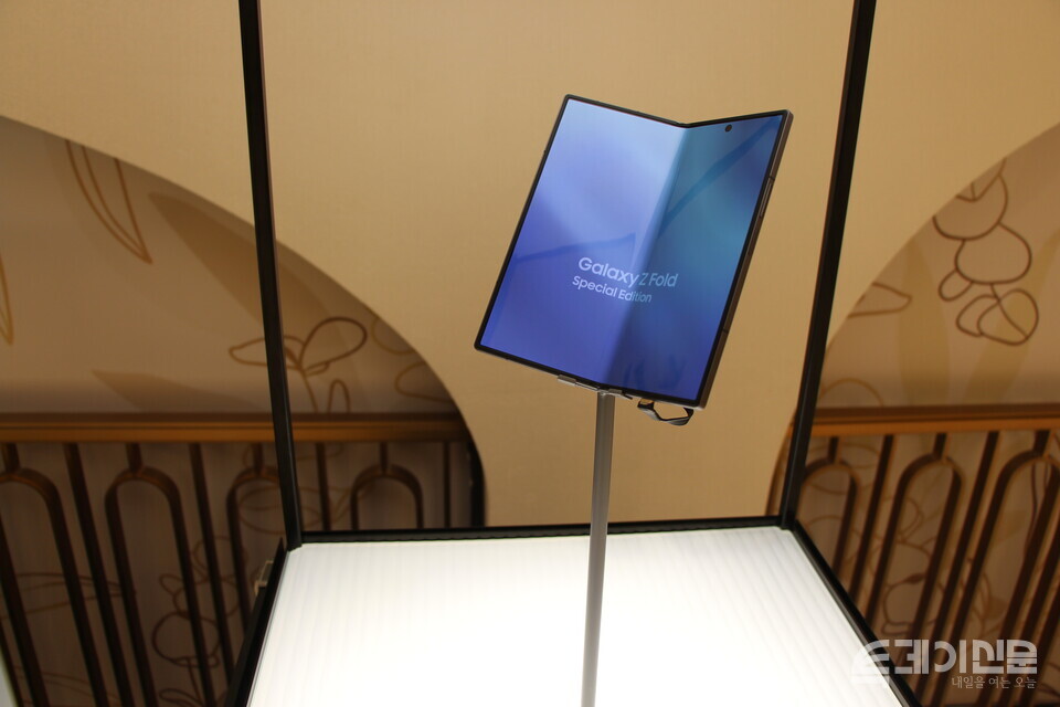 신세계 강남점에 마련된 삼성 팝업스토어에  ‘갤럭시 Z 폴드 스페셜 에디션’이 진열돼 있다. ⓒ투데이신문