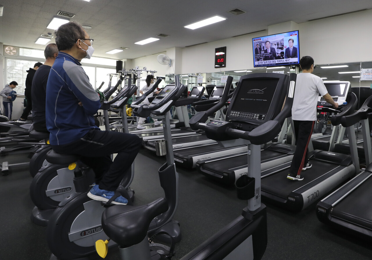 지난해 3월 13일 서울시 강남 소재 한 헬스장에서 시민들이 운동을 하고 있는 모습. [사진제공=뉴시스]