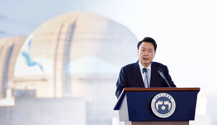 윤석열 대통령은 30일 "정치로 인해 원전 산업의 미래가 무너지는 일이 없도록 하겠다"며 '2050 중장기 원전 로드맵', 원전특별법 등 제도적 뒷받침과 수출 지원 및 연구개발 투자 확대 등을 약속했다. [사진출처=뉴시스]<br>
