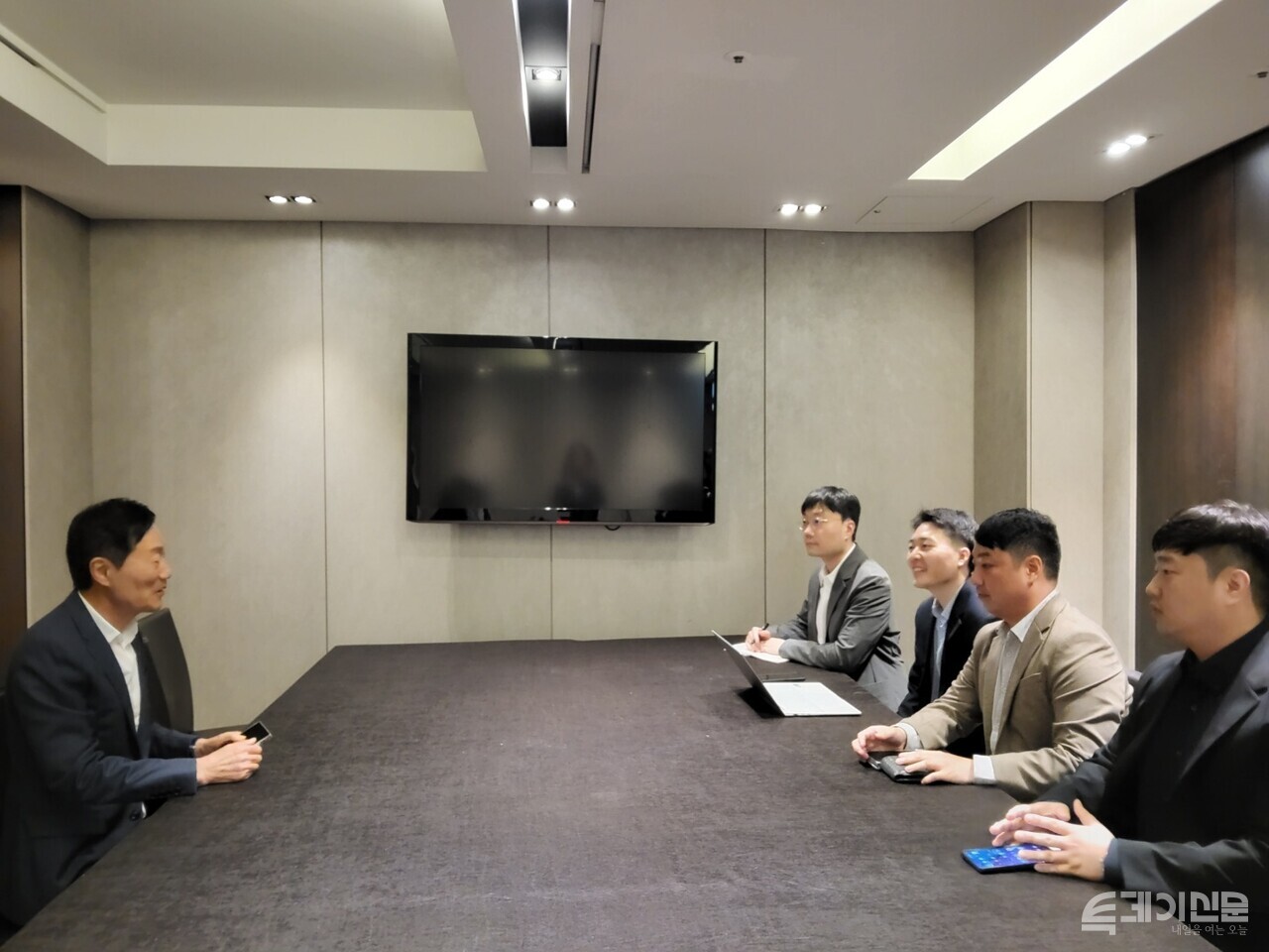 30일 저녁&nbsp;서울 중구 더플라자호텔에서 신동국(왼쪽) 회장과 이준용(오른쪽에서 세 번째) 소액주주연대 대표 를 비롯한 소액주주 1명, 소액주주 플랫폼 액트 관계자가 간담회를 진행 중이다. [사진제공=한미약품그룹 3자연합]