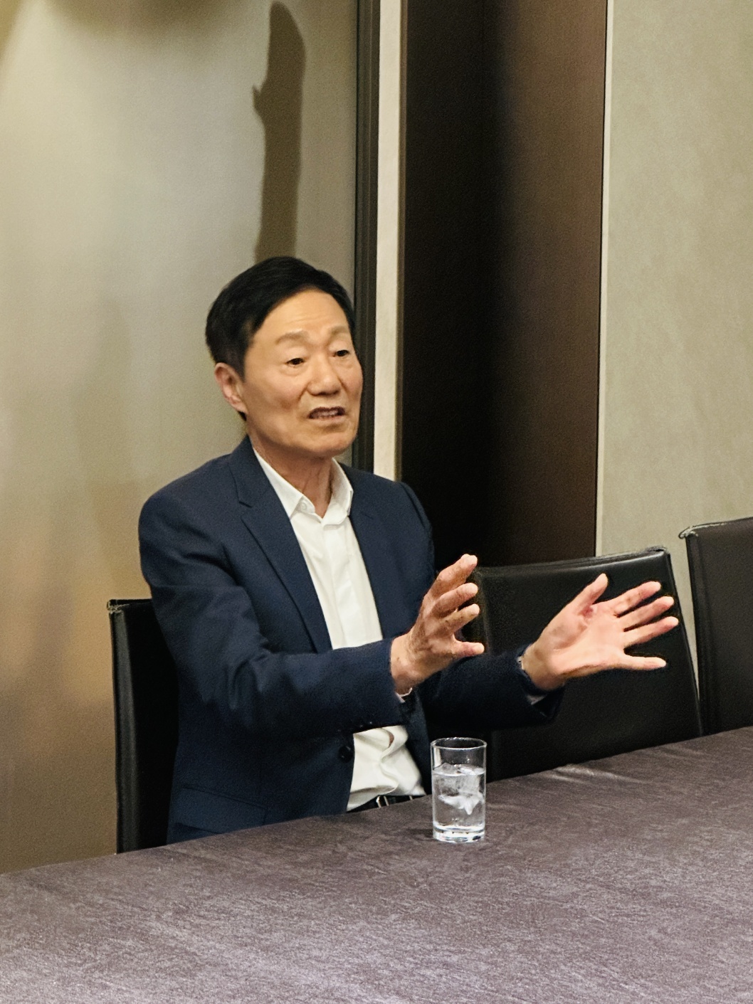 한양정밀 신동국 회장이 30일 저녁 서울 중구 더플라자호텔에서 열린 소액주주 간담회에서 입장을 전하고 있다. [사진 제공=한미약품그룹 3자연합]