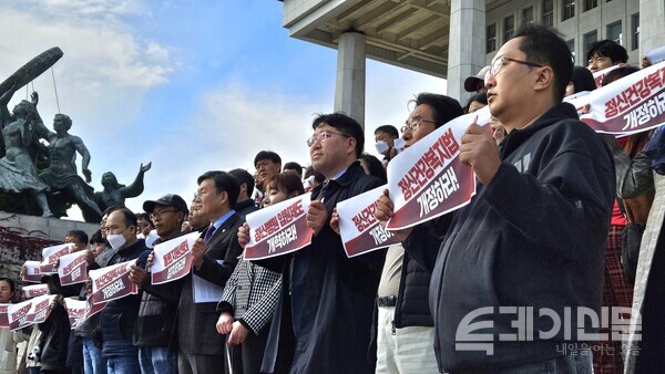 한국정신장애인연합회가 ‘정신건강복지법 입법개정을 위한 기자회견’에서 구호가 적힌 플래카드를 들고 있다.&nbsp;ⓒ투데이신문<br>