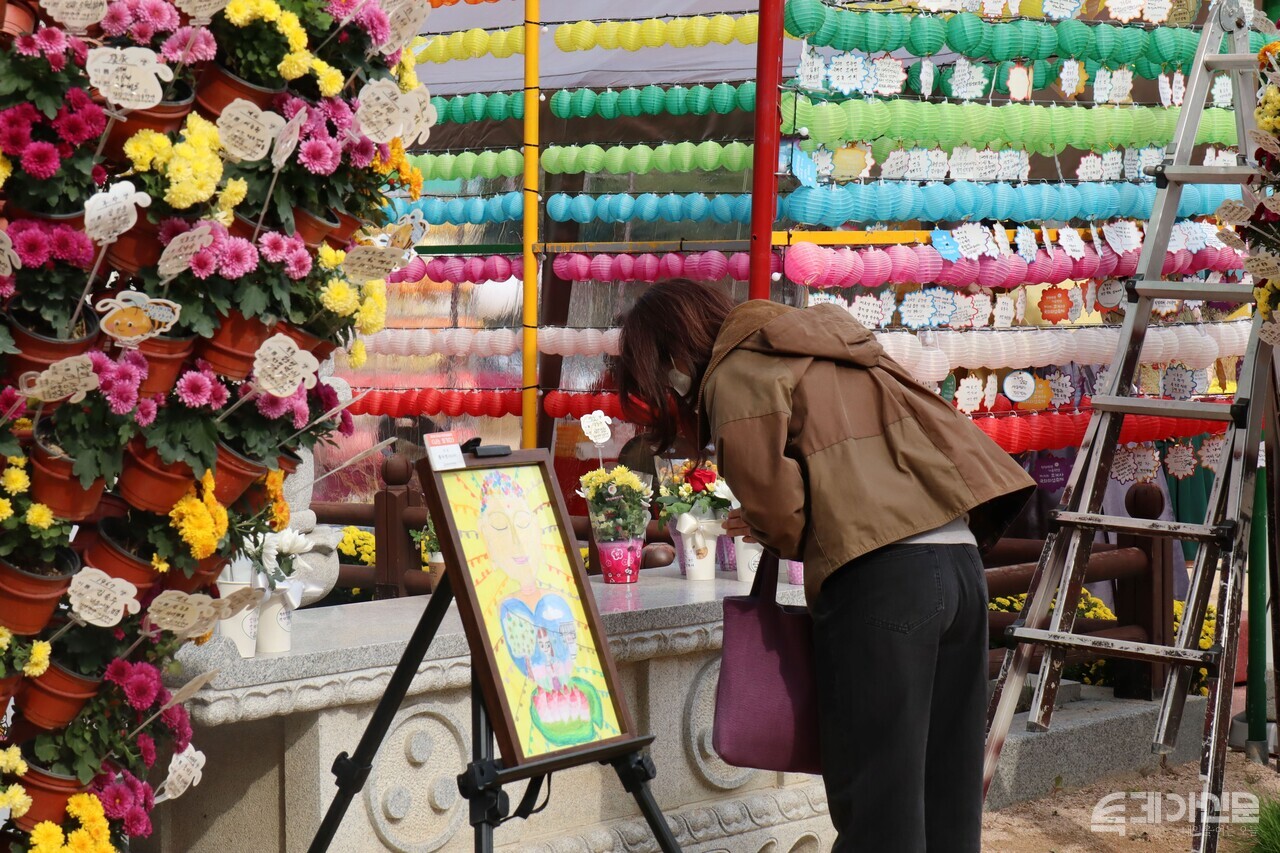 2025학년도 대학수학능력시험 9일 전인 5일 서울 종로구 조계사에 수험생을 둔 학부모들이 예불을 하고 있다. ⓒ투데이신문<br>