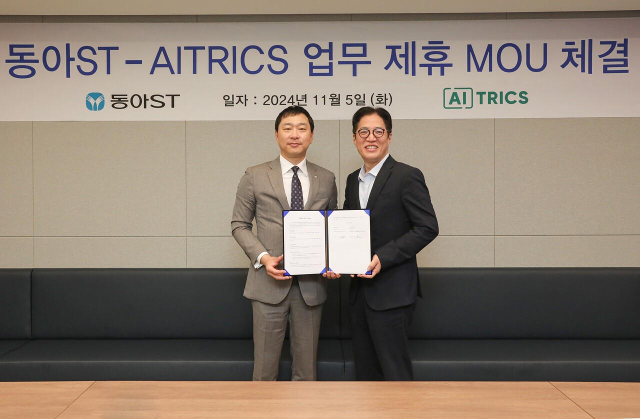 동아에스티-에이아이트릭스&nbsp;디지털 헬스케어 사업 업무협약 체결식에서 동아에스티&nbsp;정재훈 사장(왼쪽)과 에이아이트릭스 김광준 대표가 기념 사진을 촬영하고 있다. [사진 제공=동아에스티]<br>