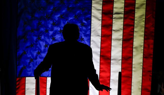 지난 10월 30일 노스캐롤라이나주의 로키 마운틴 유세장에서 연단에 오르는 트럼프.&nbsp;