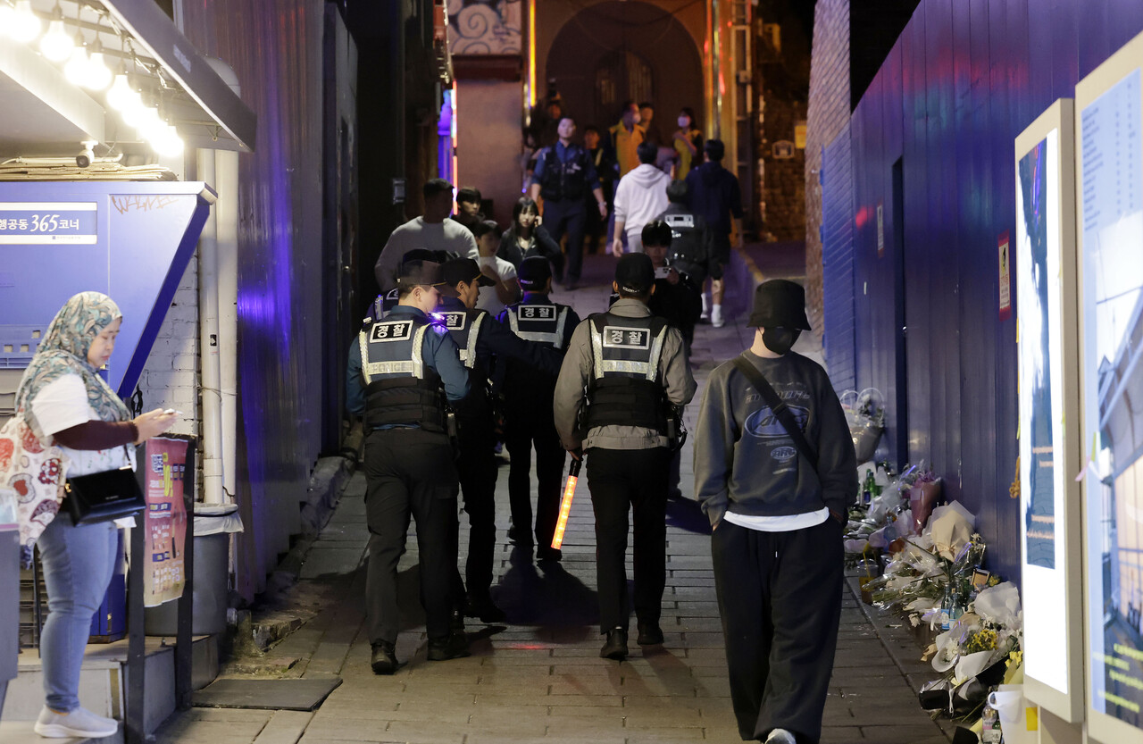 지난달 31일 서울 용산구 이태원 참사 추모거리에서 순찰을 돌고 있는 경찰. [사진 제공=뉴시스]
