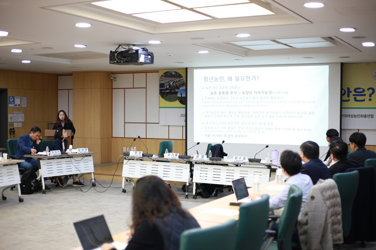 더불어민주당 이개호 의원, 경제정의실천시민연합, 전국농민회총연맹, 전국여성농민회총연합이 6일 서울시 여의도 국회에서 ‘농업 농촌의 미래, 청년농민 육성방안’ 토론회를 진행하고 있다. ⓒ투데이신문