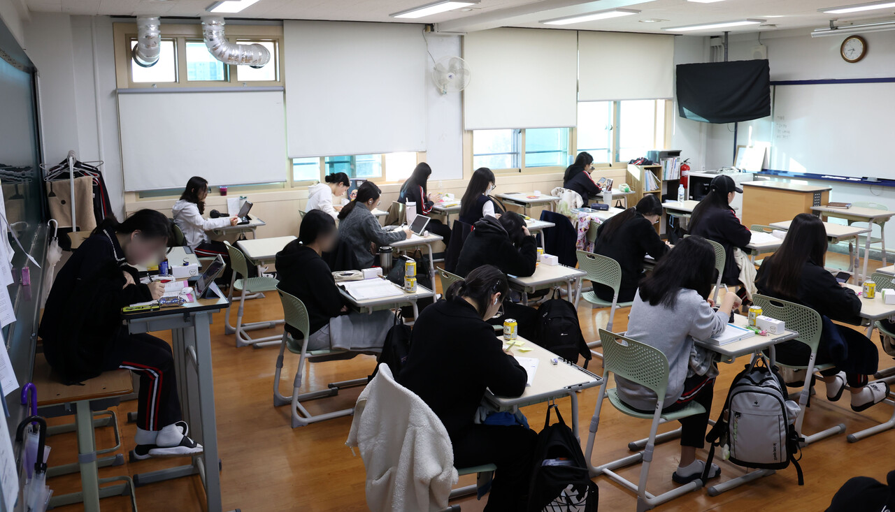 지난 4일 부산 금정구 소재 한 고등학교 3학년 교실에서 수험생들이 공부에 집중하고 있다. [사진제공=뉴시스]<br>