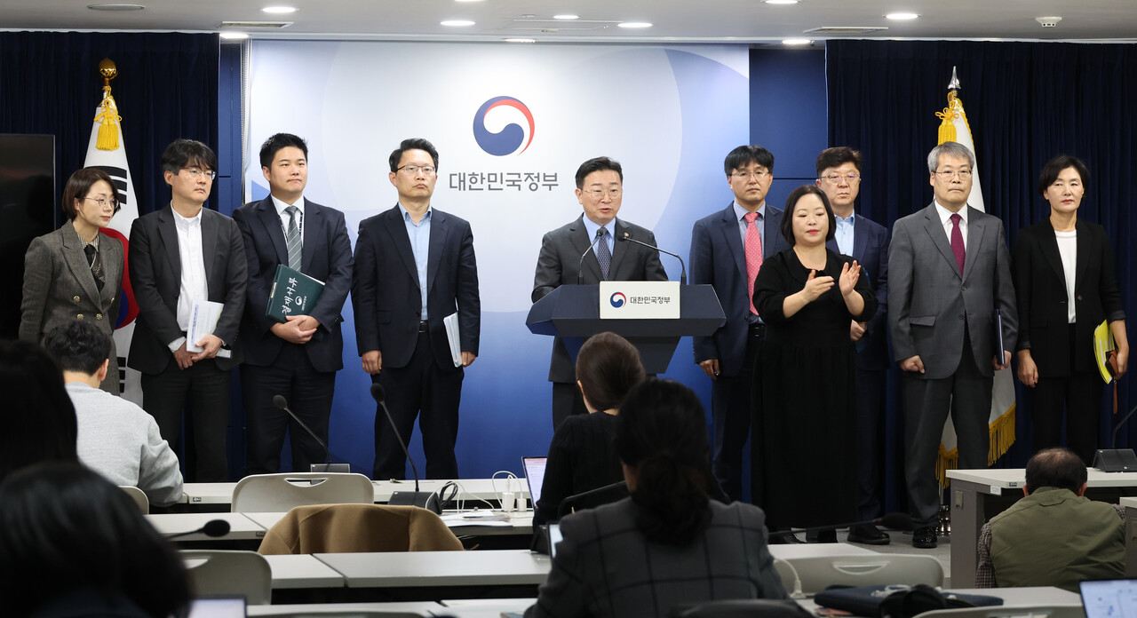 딥페이크 대응 범정부 TF 단장인 국무조정실 김종문 국무1차장이 지난 6일 서울 종로구 정부서울청사에서 ‘딥페이크 성범죄 대응 강화 방안’을 발표하고 있다. [사진제공=뉴시스]