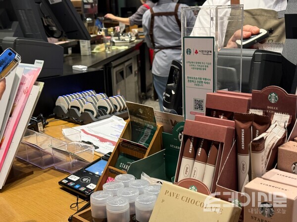 스타벅스가 올해 총 2번의 가격 조정을 단행하고, 고객 혜택 서비스 축소·인력 감축 등의 방식으로 악화된 수익성을 개선한다는 비판이 일고 있다. ⓒ투데이신문&nbsp;