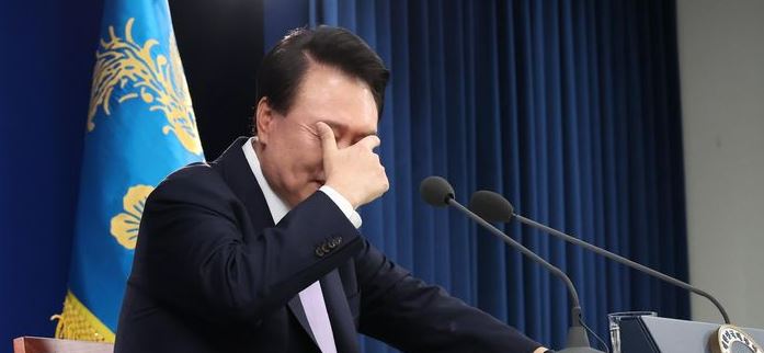 윤석열 대통령이 지난 7일 서울 용산 대통령실 청사에서 대국민 담화 및 기자회견을 하며 김건희 여사 관련 질문에 눈가를 만지고 있다. [사진출처=뉴시스]