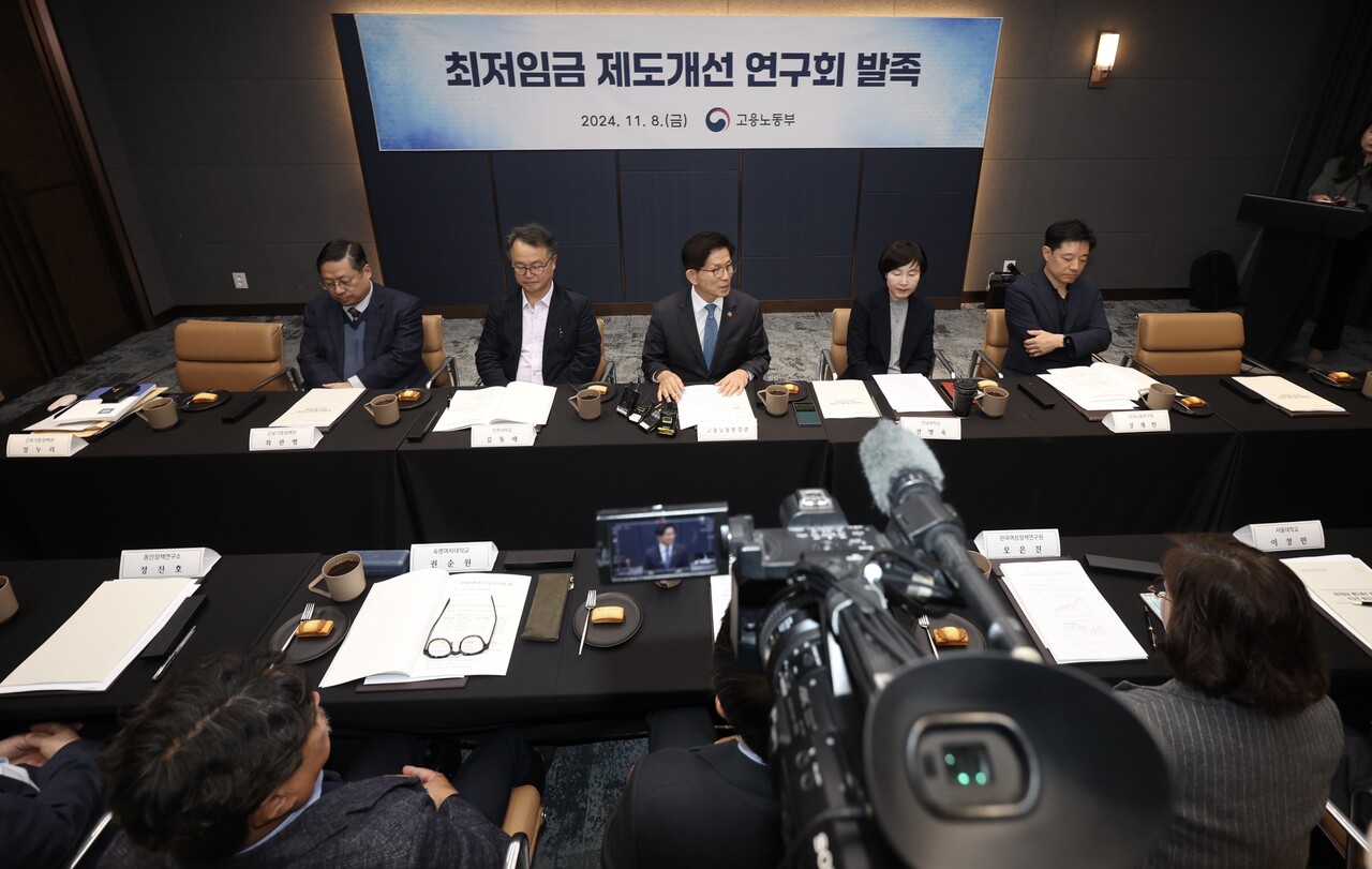 고용노동부 김문수 장관이 8일 서울 영등포구 파크원타워2에서 진행된 최저임금 제도개선 연구회 발족 회의에 참석해 있다. [사진제공=뉴시스]