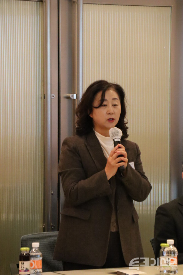 9일 서울 여의도 FKI타워 컨퍼런스센터 2층에서 진행된 ‘청년플러스 서포터즈 3기’ 수료식 및 해단식에서 청년플러스포럼 공동위원장 투데이신문 박애경 대표가 발언하고 있다. ⓒ투데이신문