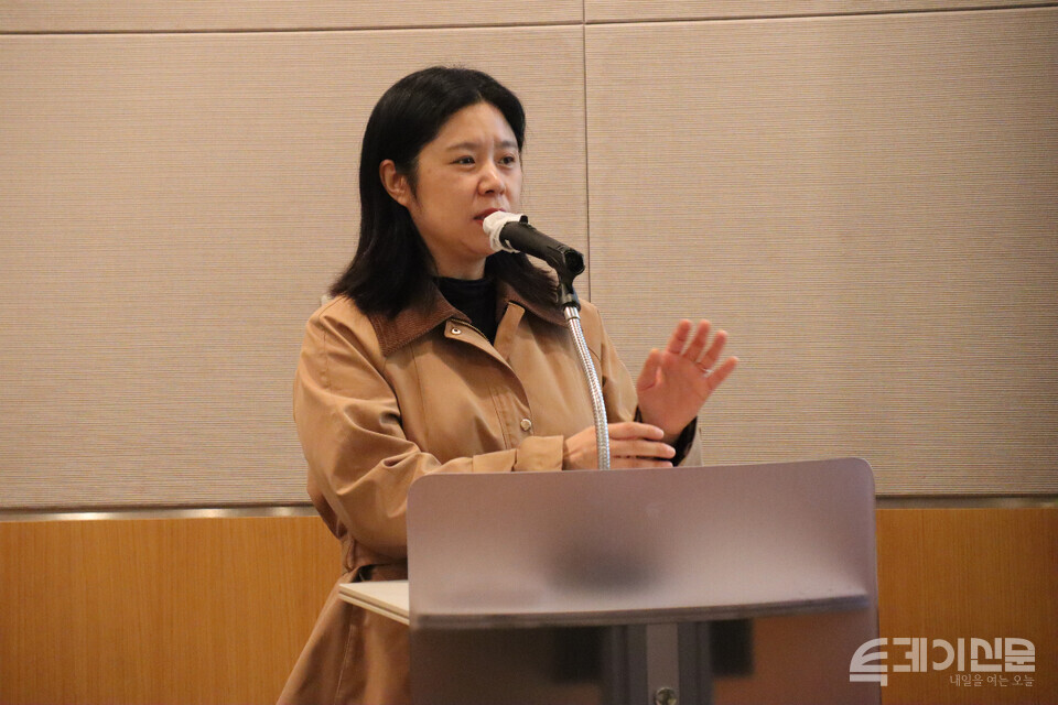 9일 서울 여의도 FKI타워 컨퍼런스센터 2층에서 진행된 ‘청년플러스 서포터즈 3기’ 수료식 및 해단식에서 투데이신문 강지혜 편집국장이 발언하고 있다. ⓒ투데이신문