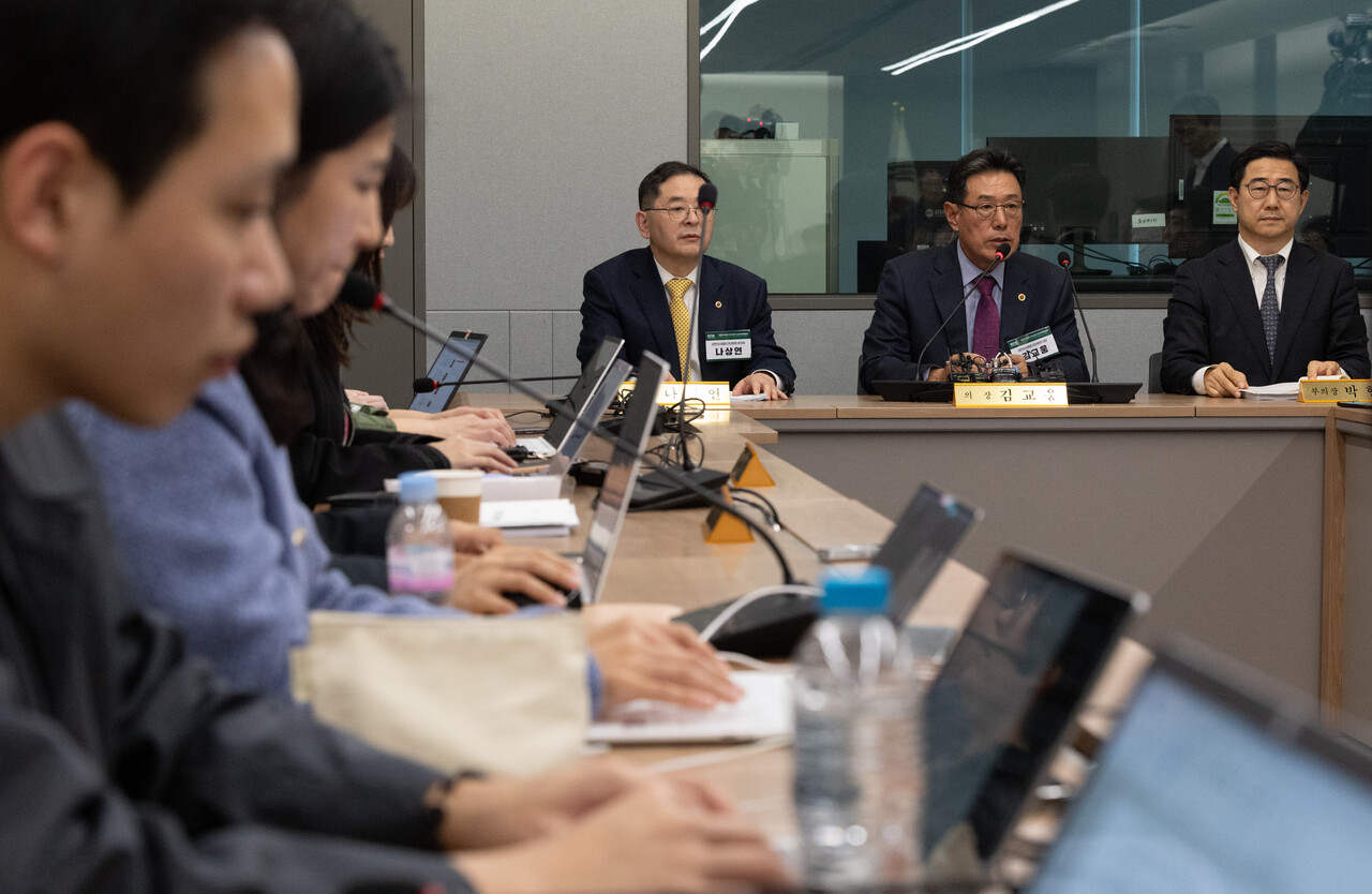 의협 김교웅 대의원회 의장이 10일 서울 용산구 대한의사협회에서 열린 2024년도 긴급 임시대의원 총회에서 발언하고 있다. [사진 제공=뉴시스]