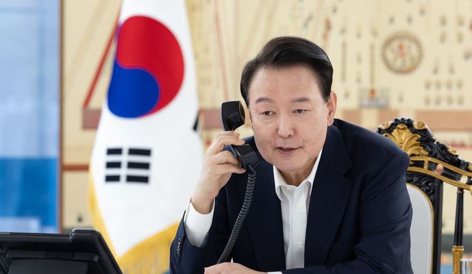 윤석열 대통령이 7일 서울 용산 대통령 관저에서 제47대 미국 대통령 선거에서 당선된 도널드 트럼프 미국 대통령 당선인에게 축하 전화 통화를 하고 있다. [사진출처=뉴시스]