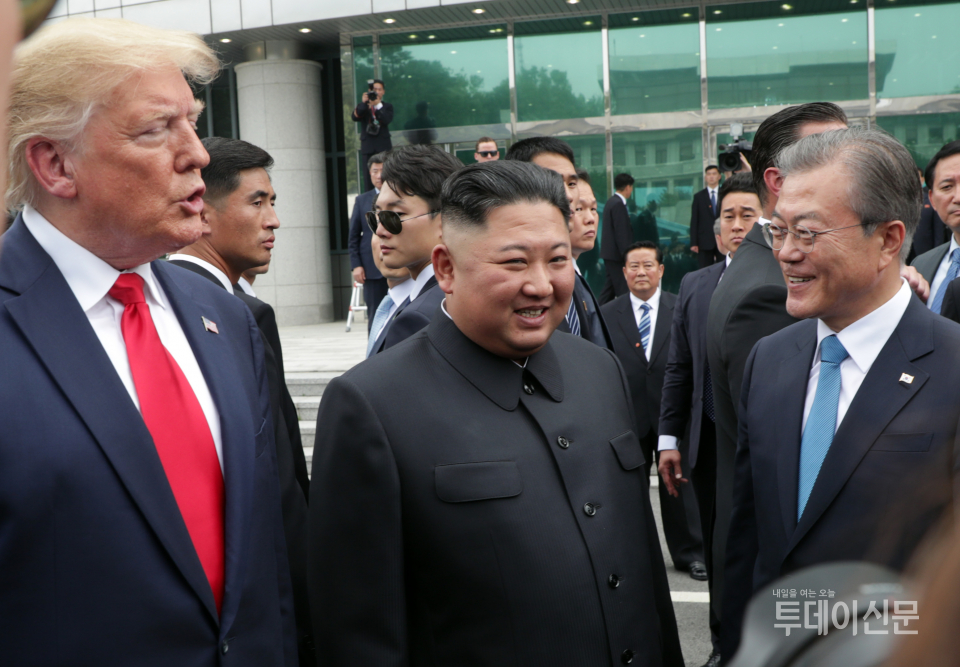 문재인 대통령이 지난 2019년 6월 30일 판문점 자유의 집 앞에서 김정은 북한 국무위원장, 트럼프 미국 대통령과 이야기를 나누고 있는 모습.ⓒ뉴시스