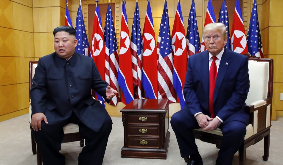 도널드 트럼프 미국 대통령과 김정은 북한 국무위원장이 지난 2019년 6월 30일 판문점 자유의 집에서 북-미 정상회담을 하고 있는 모습. [사진출처=뉴시스]