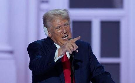 미국 공화당 대선 후보인 도널드 트럼프 전 대통령이 중국산 자동차에 대해 최대 200% 관세를 부과할 수 있다고 밝히자, 중국과 한국 등 아시아 증권시장이 요동쳤다. 사진은 트럼프 전 대통령이 18일(현지시각) 미국 위스콘신 밀워키에서 열린 공화당 전당대회에서 연설하고 있는 모습.[사진출처=뉴시스]