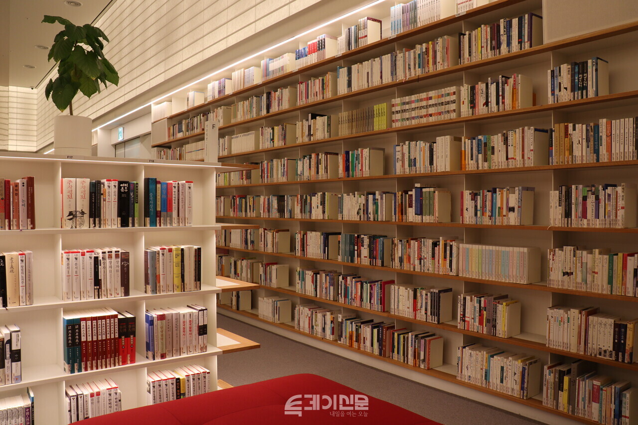 많은 서가가 꽂혀있는 소전서림 책장. ⓒ투데이신문
