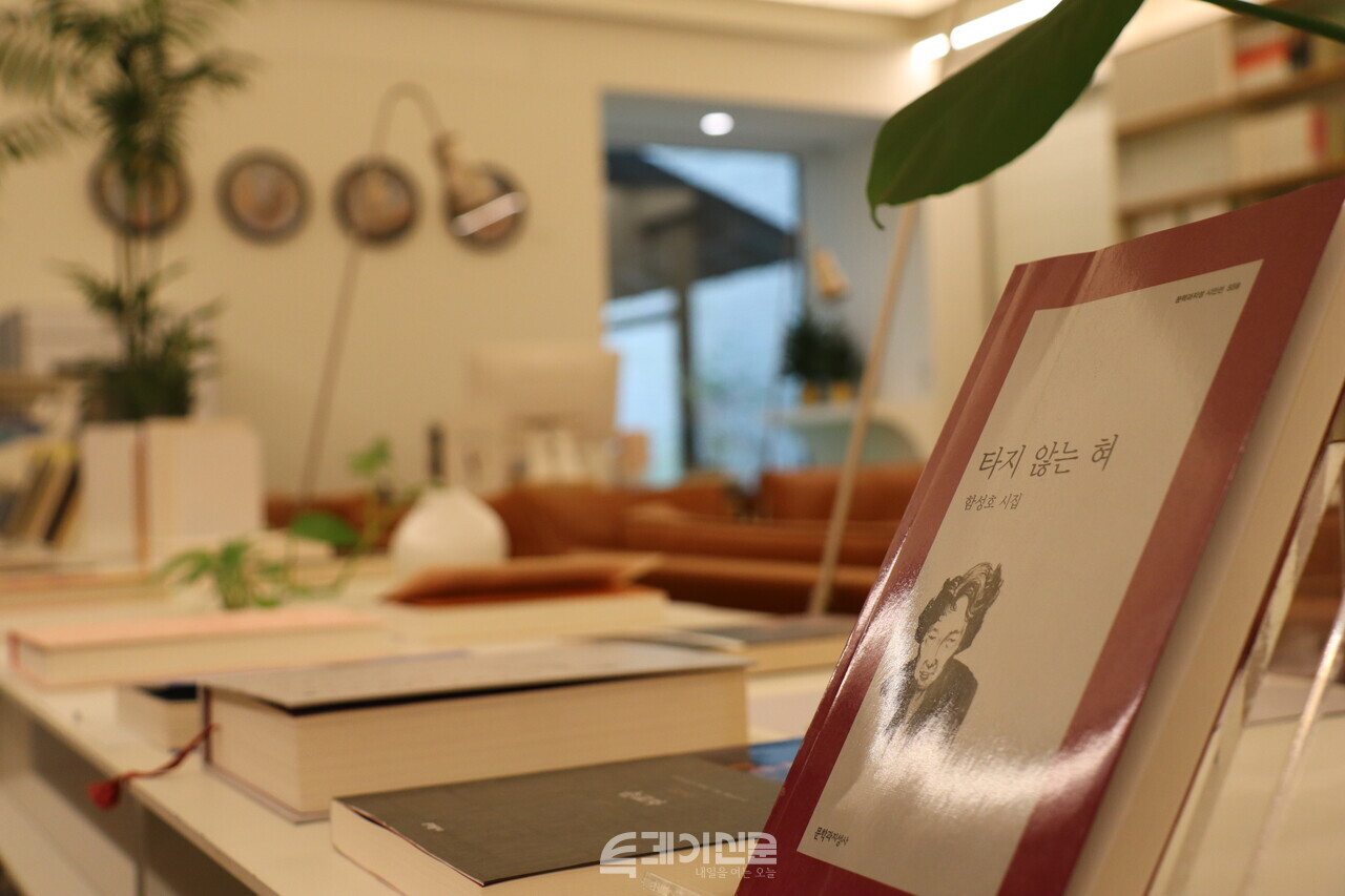 한쪽 공간에 비치된 소전서림 추천 도서. ⓒ투데이신문