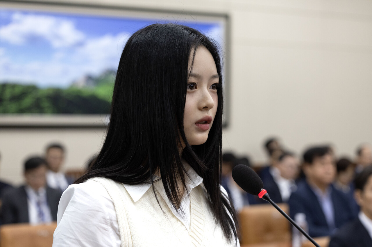 뉴진스 멤버 하니가 지난달 15일 서울 여의도 국회에서 진행된 환경노동위원회의 국정감사에 직장 내 괴롭힘 문제와 관련해 증언하기 위해 참고인으로 자진 출석해 있다. [사진제공=뉴시스]<br>