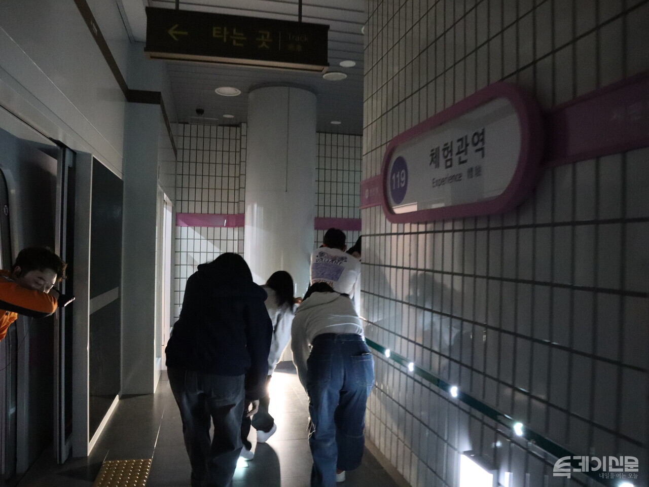 화재 대피 체험자들이 지하철 역사를 빠져나가고 있다. ⓒ투데이신문