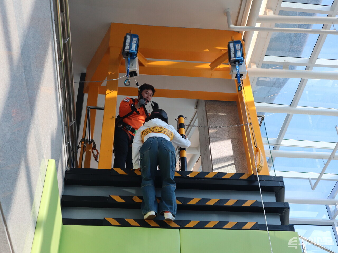 한 체험자가 완강기를 타고 높은 건물을 탈출하는 체험을 하고 있다. ⓒ투데이신문