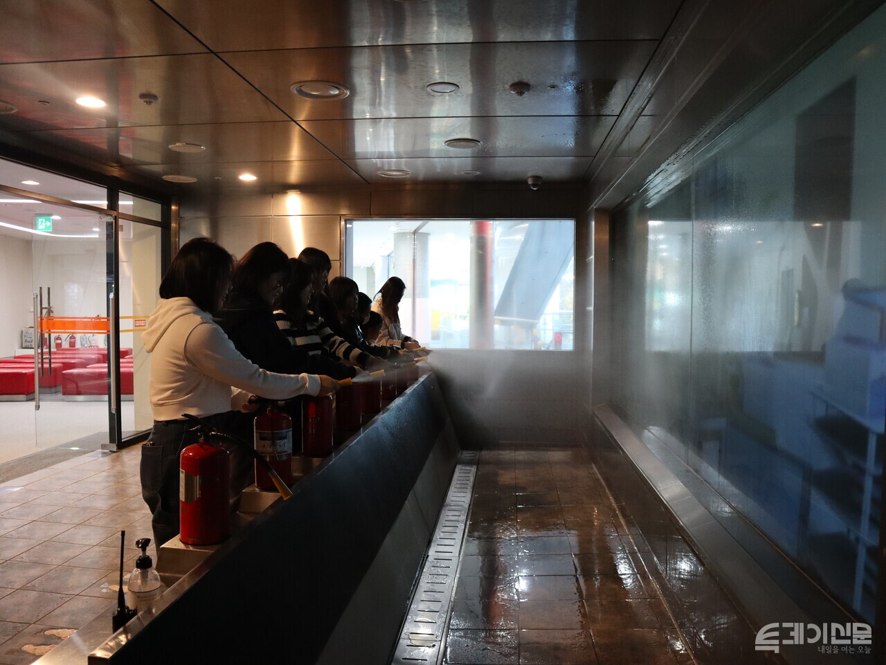 체험자들이 물 소화기를 사용해 가상의 불을 진압하고 있다. ⓒ투데이신문