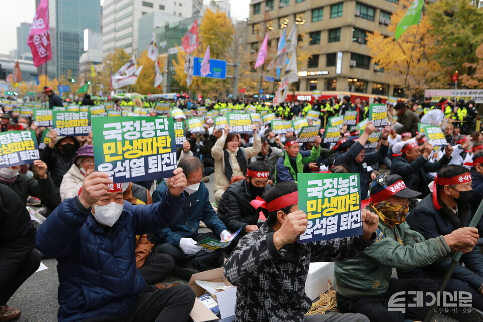 [TN 포토] 서울에 모인 1만 농민 “윤석열 내리고 쌀값은 올리자”