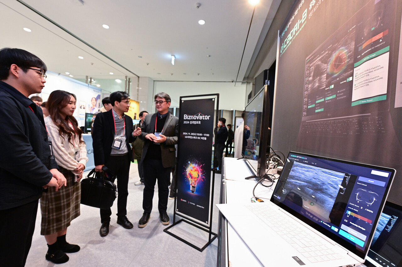 20일 서울 마곡 LG사이언스파크에서 열린 ‘비즈노베이터 2024’에서 LG전자 관계자들이 초음파 영상을 AI로 분석하는 ‘빔웍스’ 기술을 살펴보고 있다. [사진제공=LG전자]