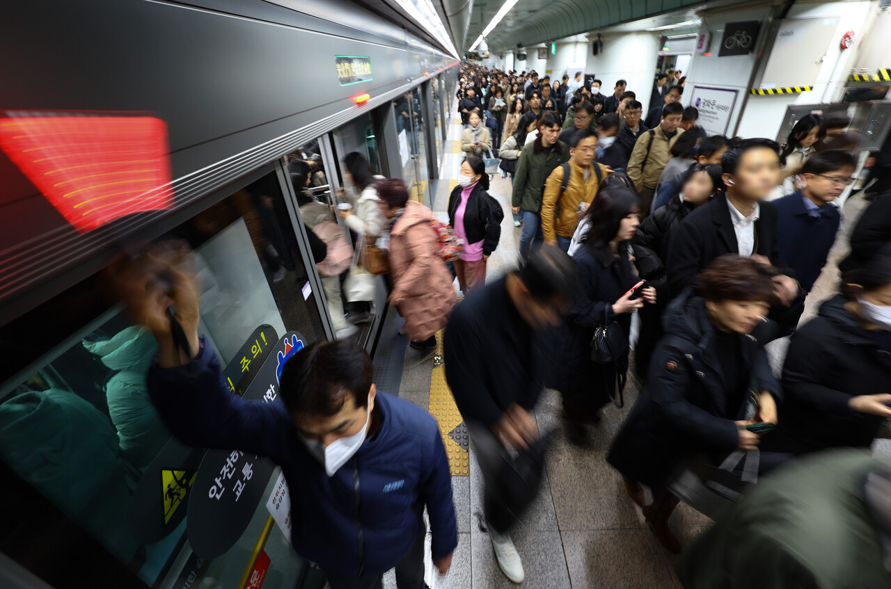 25일 오전 서울 지하철 5호선 광화문역에서 많은 직장인들이 출근하고 있다. [사진제공=뉴시스]