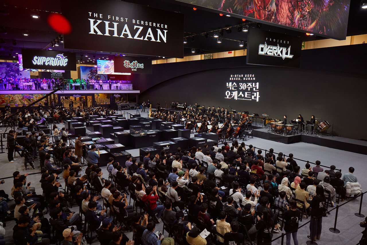 지스타 2024 넥슨관 부스에서 넥슨 30주년 오케스트라를 선보이고 있다. [사진제공=넥슨]