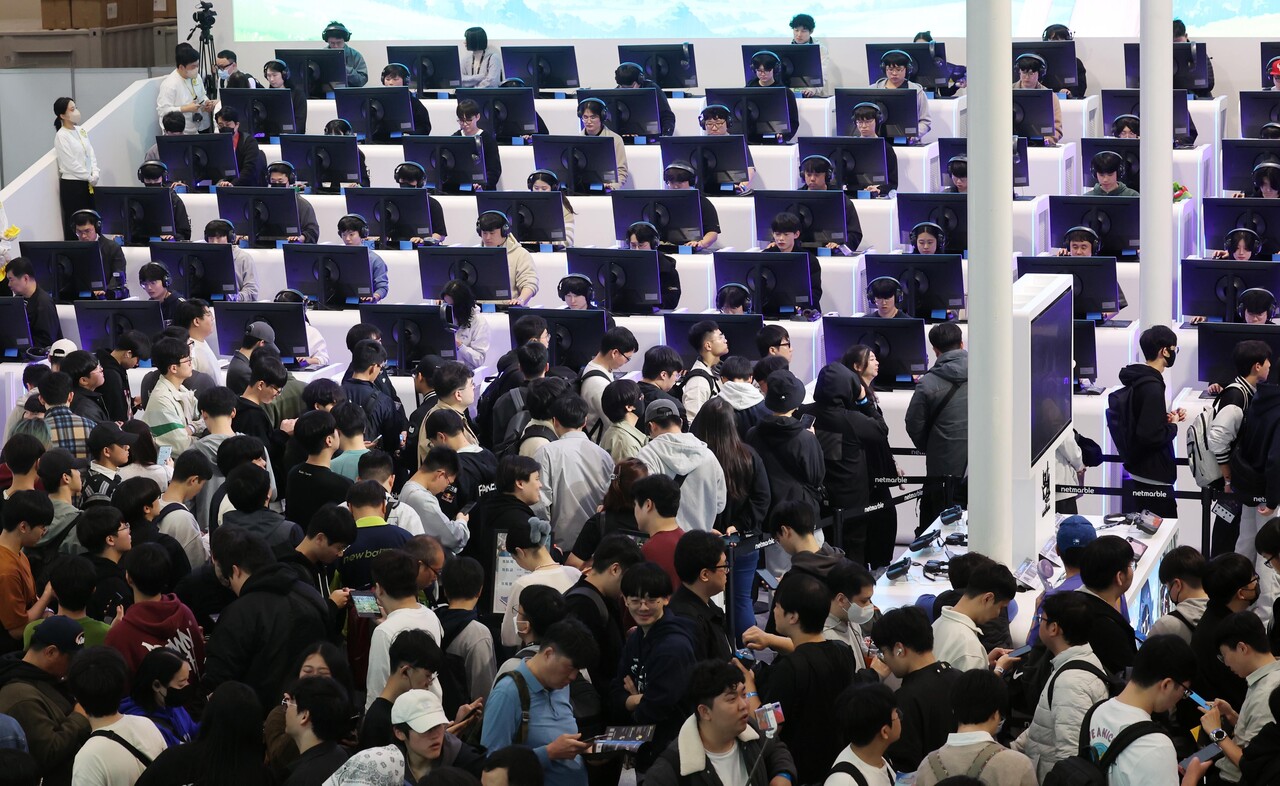 지스타 2024가 개막한 14일 부산 해운대구 벡스코 제1전시장을 찾은 관람객들이 신작 게임을 즐기고 있다. [사진제공=뉴시스]