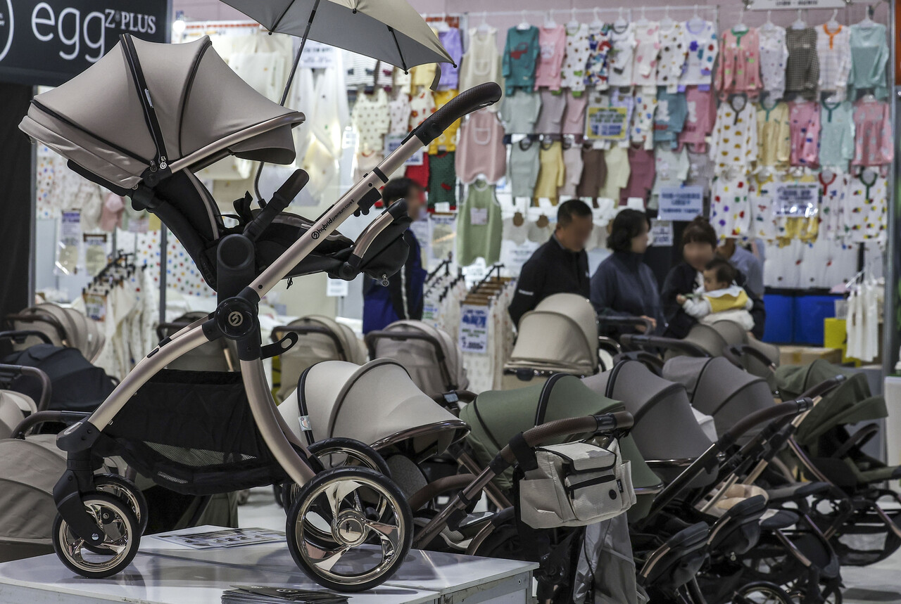 지난 10월 20일 서울 강남구 세텍에서 진행된 ‘2024 서울 하이베이비페어’를 찾은 방문객들이 육아용품을 둘러보고 있다. [사진제공=뉴시스]<br>